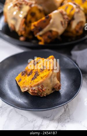 Gâteau au chocolat et à la citrouille avec glaçage au caramel Banque D'Images