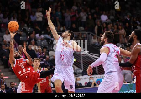 Bonn, Allemagne. 05th octobre 2022. Kassius Robertson (Reggio), Sebastian Herrera (Bonn), Leon Kratzer (Bonn), BCL Groupe B, Telekom paniers Bonn vs Unihotels Reggio Emilia, Bonn, Allemagne 05.10.2022, Telekom Dome. Crédit : Juergen Schwarz/Alay Live News Banque D'Images