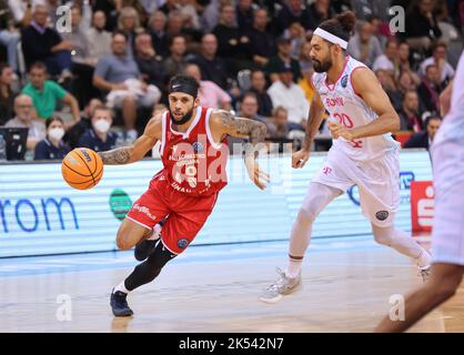 Kassius Robertson (Reggio), Jeremy Morgan (Bonn), BCL Group B, Telekom paniers Bonn vs Unihotels Reggio Emilia, Bonn, Allemagne. 05th octobre 2022. Dôme Telekom. Crédit : Juergen Schwarz/Alay Live News Banque D'Images