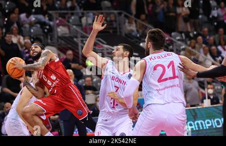 Bonn, Allemagne. 05th octobre 2022. Kassius Robertson (Reggio), Sebastian Herrera (Bonn), Leon Kratzer (Bonn), BCL Groupe B, Telekom paniers Bonn vs Unihotels Reggio Emilia, Bonn, Allemagne 05.10.2022, Telekom Dome. Crédit : Juergen Schwarz/Alay Live News Banque D'Images