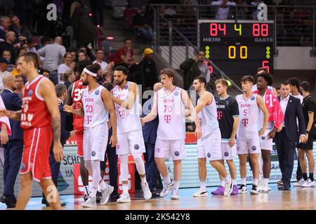 Bonn, Allemagne. 05th octobre 2022. Jeremy Morgan (Bonn), Deane Williams (Bonn), Finn Delany (Bonn), Sebastian Herrera (Bonn), Zach Ensminger (Bonn) nach dem Spiel., BCL Groupe B, Telekom paniers Bonn vs Unihotels Reggio Emilia, Bonn, Allemagne 05.10.2022, Telekom Dome. Crédit : Juergen Schwarz/Alay Live News Banque D'Images