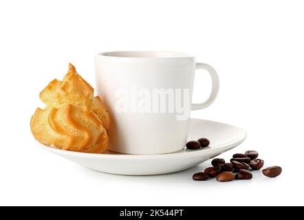 Tasse de café et savoureux eclair sur fond blanc Banque D'Images
