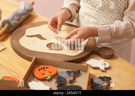 Femme faisant des biscuits d'Halloween à la table, gros plan Banque D'Images