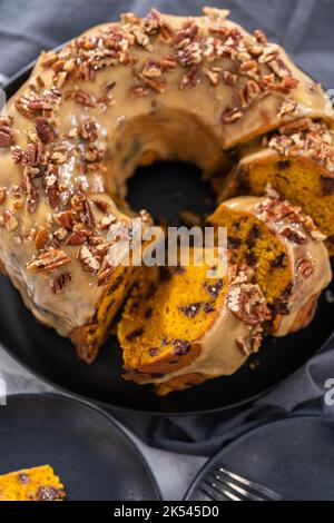 Gâteau au chocolat et à la citrouille avec glaçage au caramel Banque D'Images