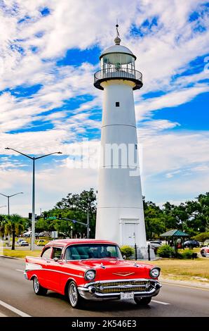 Un bel Air 1957 de Chevrolet passe devant le phare Biloxi lors du festival annuel de voitures anciennes Cruisin de la côte 26th à Biloxi, Mississippi. Banque D'Images