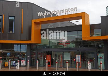 Entrée de la gare de Wolverhampton, réaménagée après 2020 dans un échangeur, West Midlands, Angleterre, Royaume-Uni Banque D'Images