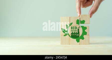 Concept de développement éco-industriel. Usine écologique et verte sur des blocs de cube en bois. Émisons à faible émission de carbone. Cible neutre en carbone. Développement durable Banque D'Images