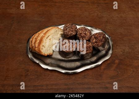 Tapa espagnol typique dur et insane de saucisse de riz frit avec pain de village en tranches Banque D'Images