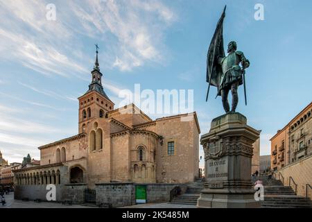 Une place à Ségovie avec des bâtiments médiévaux, un grand escalier et une statue commémorative Banque D'Images