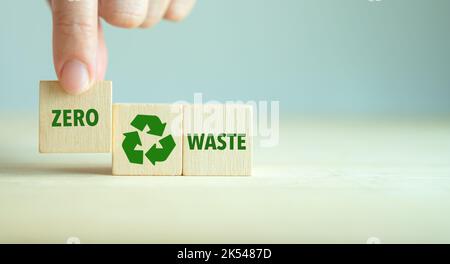 Concept zéro déchet, zéro net. Neutre en carbone. Stratégie à long terme neutre en matière de climat. Développement durable des affaires. Réutiliser réduire le symbole de recyclage.Conscio Banque D'Images