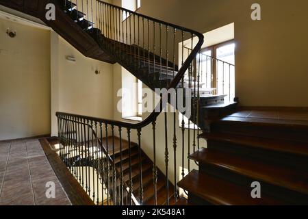 Atterrissage sur les escaliers d'une maison d'époque avec des marches en bois massif et balustrade en métal Banque D'Images