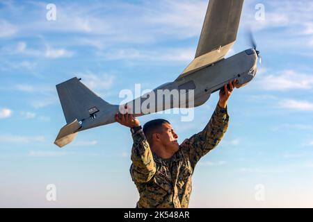 Caporal de lance du corps des Marines des États-Unis Daniel Echevarria, analyste du renseignement, 2e Bataillon, 4e Régiment maritime, 1re Division maritime, Lance un drone Puma RQ-20B lors de l'opération Wild Buck (utilitaire des commandes) à la base du corps des Marines, Camp Pendleton, le 18 décembre 2018. L'utilitaire des commandes est un exercice de preuve de concept conçu pour démontrer l'emploi potentiel de systèmes aériens sans pilote à plusieurs systèmes intégrés dans le but de repérer le personnel, les animaux et les animaux manquants ou non autorisés, et en réaction en cas d'incendie de forêt ou de catastrophe. (É.-U. Photo du corps marin par Cpl. Emmanuel Necoechea) Banque D'Images