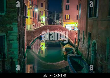 Paisible canal scénaraire dans la romantique Venise au printemps, Italie Banque D'Images