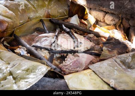 Barbacoa. Plat traditionnel du Mexique qui consiste à cuire la viande dans ses propres jus ou à la vapeur avec une méthode ancienne dans un four creusé dans le g Banque D'Images