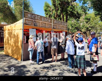 Fournisseur et stand de nourriture de tourtes à viande au Scottish Highland Gathering and Games 156th; Alameda County, Californie; septembre 2022; Scottish Eggs. Banque D'Images