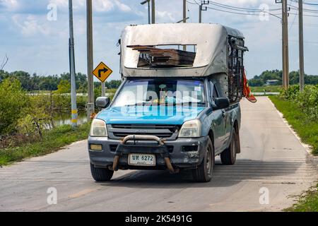 SAMUT PRAKAN, THAÏLANDE, SEP 21 2022, Un pick-up avec chargement sur la route rurale. Banque D'Images