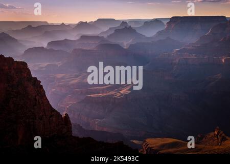 Silhouette du plateau sud du Grand Canyon au coucher du soleil doré, Arizona, États-Unis Banque D'Images