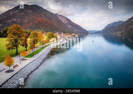 Lac d'Achensee près d'Innsbruck à l'automne paisible, alpes du Tyrol, Autriche Banque D'Images