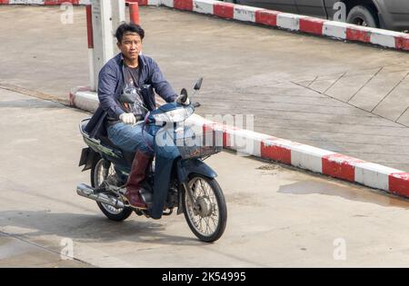 SAMUT PRAKAN, THAÏLANDE, SEP 23 2022, Un homme fait une moto dans la rue Banque D'Images