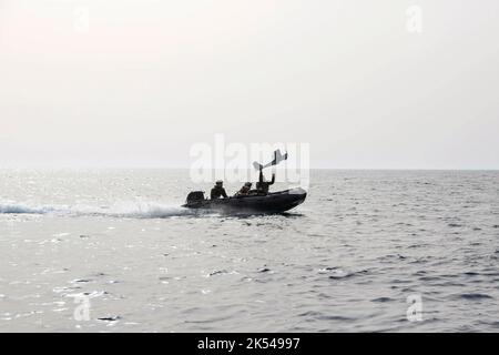 220407-N-UN585-1229 MER MÉDITERRANÉE (6 avril 2022) Marines américaines affectées au groupe de travail 61/2,4 utiliser un engin de raiding de combat en caoutchouc pour déployer un petit système d'avions sans pilote en utilisant le destroyer de missiles guidés de classe Arleigh Burke USS Ross (DDG 71) dans la Mer Méditerranée, au 6 avril 2022. Le Groupe de travail 61/2,4 fait partie du Groupe de travail 61/2, qui fournira temporairement un soutien de commandement et de contrôle au commandant de la sixième flotte des États-Unis pour synchroniser les unités et les capacités de la Marine et du corps des Marines déjà sur le théâtre, à l'appui des alliés et partenaires régionaux et de l'inter de sécurité nationale des États-Unis Banque D'Images