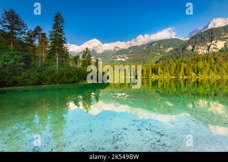 Symétrie de réflexion du lac Tovel dans le Trentin-Haut-Adige, Dolomites, Italie Banque D'Images