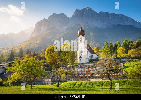 Eglise St Johannes, Wetterstein, Waxenstein et Zugspitze au lever du soleil, Grainau Banque D'Images