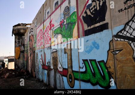 Peintures murales sur la barrière murale israélienne près du point de contrôle de Kalandia entre Jérusalem et Ramallah. Banque D'Images