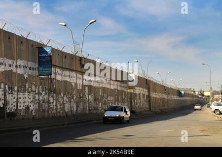 Des publicités pendues sur le mur-barrière construit par Israël en Cisjordanie, en Palestine. Banque D'Images