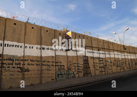 Des publicités pendues sur le mur-barrière construit par Israël en Cisjordanie, en Palestine. Banque D'Images