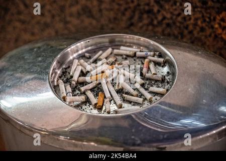 Mégots de cigarettes dans un cendrier, Hong Kong, Chine. Banque D'Images