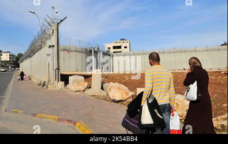 La barrière israélienne de Cisjordanie au nord de Jérusalem. Banque D'Images