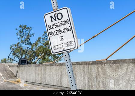 Pas de panneau de skateboard, de roller ou de vélo sur le haut de la digue blindée le long du lac Pontchartrain à la Nouvelle-Orléans, Louisiane, États-Unis Banque D'Images