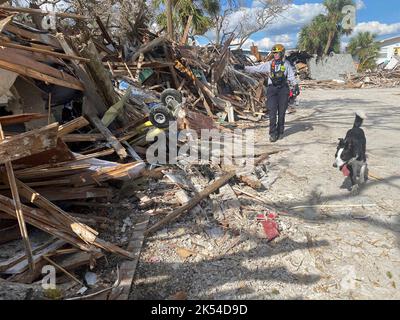 Fort Myers, États-Unis. 03rd octobre 2022. La FEMA recherche et sauvetage en milieu urbain les membres de l'équipe de la Pennsylvanie 1 utilisent des chiens-renifleur pour rechercher des débris et détruire des bâtiments pour les survivants à la suite de l'ouragan Ian, 3 octobre 2022, à fort Myers, en Floride. Crédit : Jocelyn Augustino/FEMA/Alay Live News Banque D'Images