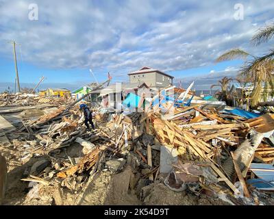 Matlacha Isles, États-Unis. 04th octobre 2022. La FEMA recherche et sauvetage urbains équipe de travail de l'Ohio 1 les membres de l'équipe utilisent des chiens-renifleur pour rechercher des débris et détruire des bâtiments pour les survivants à la suite de l'ouragan Ian, 4 octobre 2022, dans les îles Matlacha, en Floride. Crédit : Jocelyn Augustino/FEMA/Alay Live News Banque D'Images