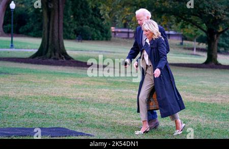 Réponse actuelle et efforts de rétablissement. 5th octobre 2022. Le président des États-Unis Joe Biden et la première dame Dr. Jill Biden retournent à la Maison Blanche à Washington, DC après avoir visité fort Myers, Floride, mercredi, 5 octobre 2022. Le Président et la première Dame feront un sondage sur les zones ravagées par la tempête et ont reçu un exposé sur les efforts actuels de réponse et de rétablissement. Crédit : Leigh Vogel/Pool via CNP/dpa/Alay Live News Banque D'Images