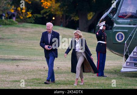 Réponse actuelle et efforts de rétablissement. 5th octobre 2022. Le président des États-Unis Joe Biden et la première dame Dr. Jill Biden retournent à la Maison Blanche à Washington, DC après avoir visité fort Myers, Floride, mercredi, 5 octobre 2022. Le Président et la première Dame feront un sondage sur les zones ravagées par la tempête et ont reçu un exposé sur les efforts actuels de réponse et de rétablissement. Crédit : Leigh Vogel/Pool via CNP/dpa/Alay Live News Banque D'Images