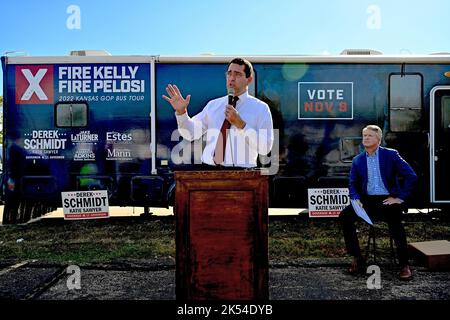 TOPEKA, KANSAS - le 5 OCTOBRE 2022 le procureur général du Kansas Derek Schmidt l'actuel candidat républicain au poste de gouverneur s'adresse à la foule de partisans qui se sont tournés vers le kickoff de la tournée électorale du KSGOP. Le sénateur américain Roger Marshall est assis à ce fond Banque D'Images