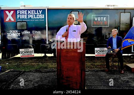 TOPEKA, KANSAS - LE 5 OCTOBRE 2022 l'ancien gouverneur du New Jersey Chris Christie s'adresse à la foule de supporters qui se sont produits lors du coup d'envoi de l'autobus de la tournée électorale du KSGOP. Le sénateur américain Roger Marshall est assis en arrière-plan Banque D'Images