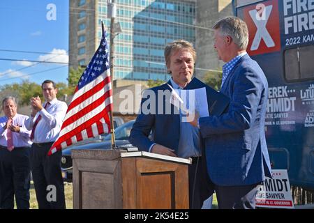 TOPEKA, KANSAS - LE 5 OCTOBRE 2022 le sénateur américain Roger Marshall (R) présente le Dr Jeff Colyer, ancien gouverneur du Kansas, à la foule lors du kickoff de l'autobus de circuit du KSGOP. En arrière-plan, les applaudissements sont l'ancien gouverneur du New Jersey Chris Christie et le procureur général du Kansas Derek Schmidt, l'actuel candidat républicain au poste de gouverneur Banque D'Images