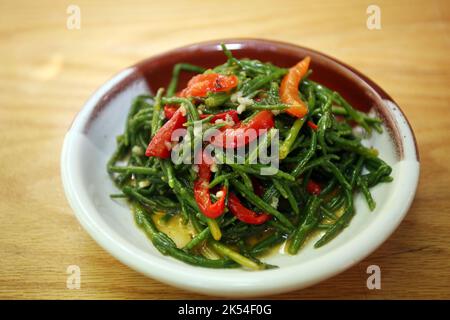 Cornice marine (haricots de mer) (turc : Deniz borulcesi) sur l'assiette à dîner. Banque D'Images