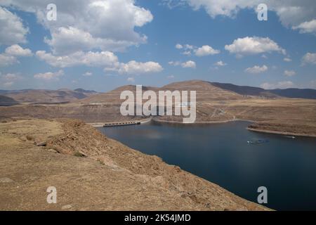 Barrage de Katse au Lesotho avec des montagnes d'eau et de mur de barrage en béton Banque D'Images