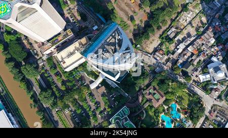 Vue de haut en bas Wisma 46. Gratte-ciel de 262 m de haut situé dans le centre de Jakarta. Deuxième plus grand bâtiment d'Indonésie Banque D'Images