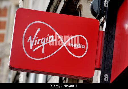 Photo de dossier datée du 06/01/16 d'un panneau de boutique pour Virgin Media dans le centre de Londres. Le géant des télécommunications Virgin Media O2 doit verser des paiements totalisant £1 400 pour les employés dont le salaire de base est inférieur ou inférieur à £35 000, afin des soutenir dans la hausse du coût de la vie. Date de publication : jeudi 6 octobre 2022. Banque D'Images