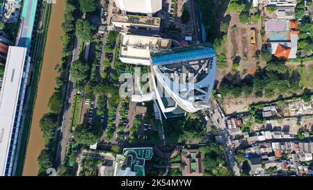 Vue de haut en bas Wisma 46. Gratte-ciel de 262 m de haut situé dans le centre de Jakarta. Deuxième plus grand bâtiment d'Indonésie Banque D'Images