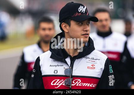 Suzuka, Japon, 06/10/202, 2, Guanyu Zhou (CHN) Alfa Romeo F1 Team marche le circuit avec l'équipe. 06.10.2022. Championnat du monde de Formule 1, Rd 18, Grand Prix japonais, Suzuka, Japon, Journée de préparation. Le crédit photo doit être lu : images XPB/Press Association. Banque D'Images