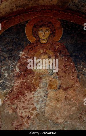 Madonna et l'enfant. Fresque, peinte en 1200s et connue sous le nom de Madonna del Popolo (Madonna du peuple). Dans le tabernacle niche au nord à l'extérieur mur de la médiévale Chiesa di San Nicolò al Porto à Lazise, par le lac de Garde, Vénétie, Italie. Banque D'Images