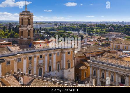 Horizon de Rome. Vue de l'autel de la Fatherland ou Vittoriano: En premier plan la colline du Capitole avec le Palazzo Senatorio. Banque D'Images