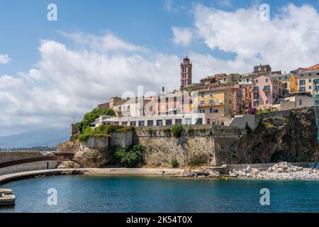 La pittoresque citadelle de Bastia par une belle journée d'été. Corse, France. Banque D'Images