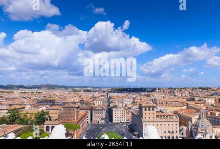 Horizon de Rome. Vue de l'autel de la Fatherland ou Vittoriano: Dans le centre de la place de Venise et via del Corso. Banque D'Images