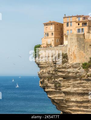 La ville de Bonifacio perchée sur ses falaises scénographiques par une belle journée d'été. Sud de la Corse, France. Banque D'Images